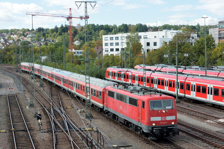 111 132 mit RE 19034 bei km 16,0 (Oktober 2016)