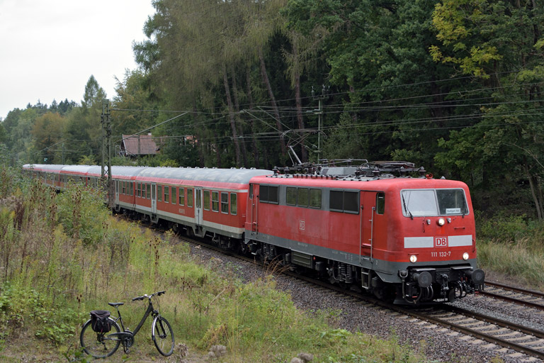 111 132 mit RE 19036 bei km 18,2 (Oktober 2016)