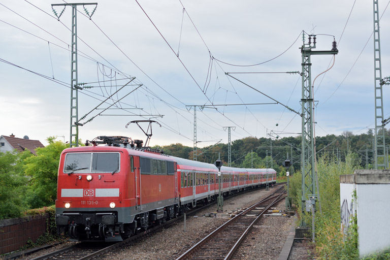 111 135 mit RE 19074 bei km 16,8 (September 2016)