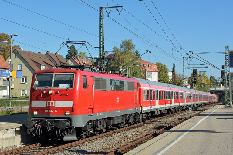111 137 mit RE 19035 bei km 15,6 (Oktober 2016)