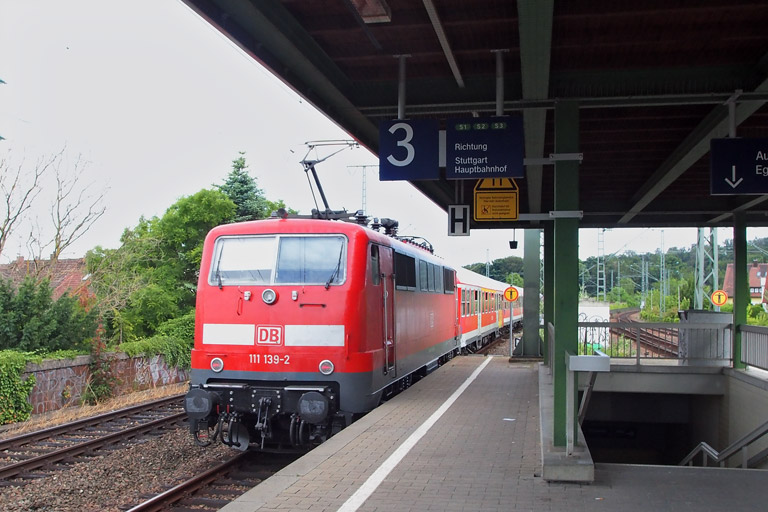 111 139 mit RB 19377 bei km 16,8 (Juli 2016)