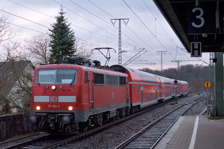 111 139 mit RE 19032 bei km 16,8 (Dezember 2016)