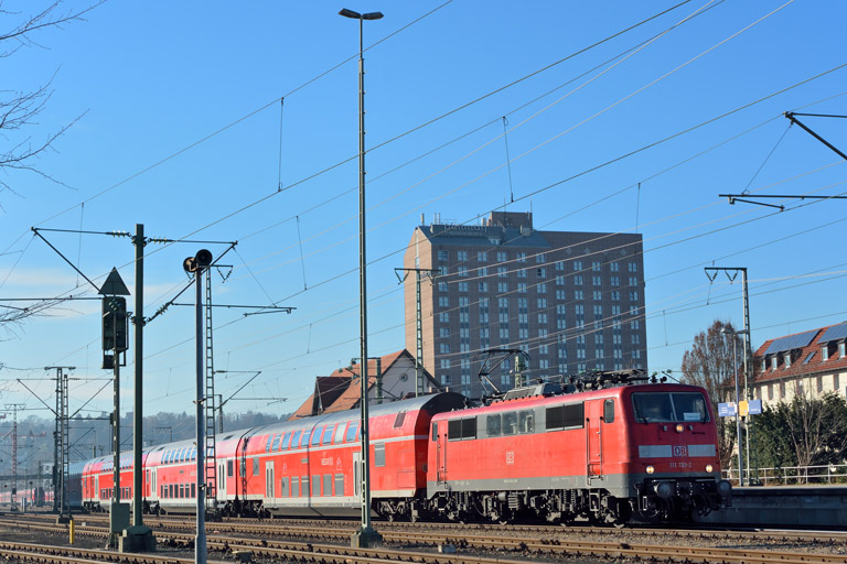 111 139 mit RE 19034 bei km 15,6 (Dezember 2016)