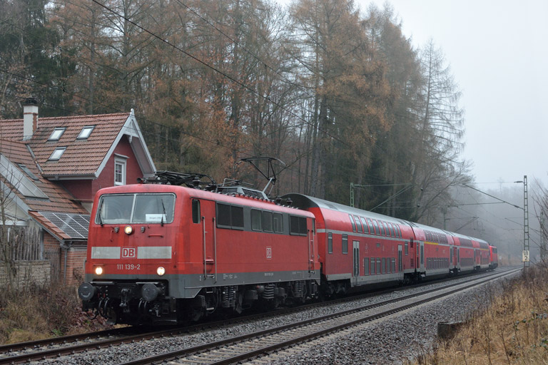 111 139 mit RE 19035 bei km 18,2 (Dezember 2016)
