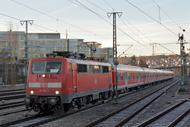 111 139 mit RE 19074 bei km 15,8 (Dezember 2016)