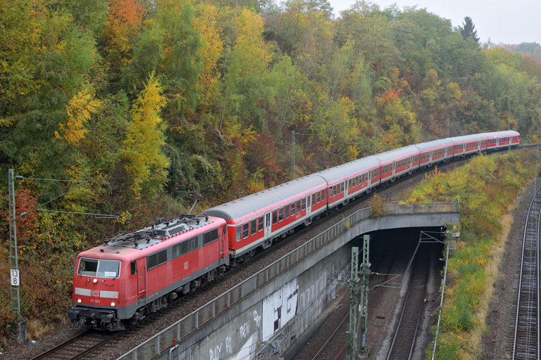 111 162 mit RE 19035 bei km 13,8 (Oktober 2016)