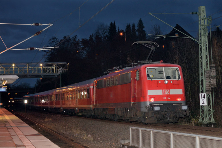 111 162 mit RB 19377 bei km 14,2 (Januar 2016)