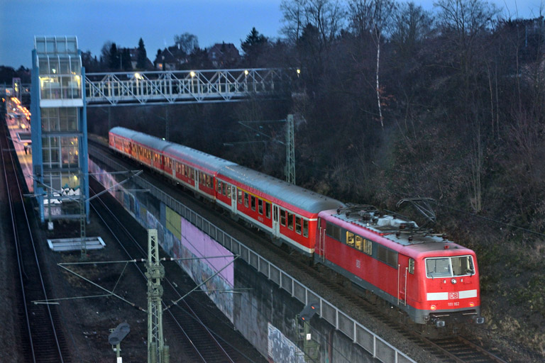 111 162 mit RB 19377 bei km 14,0 (Januar 2016)