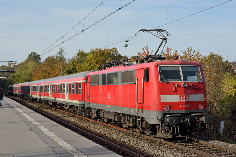 111 162 mit RE 19036 bei km 14,2 (November 2016)