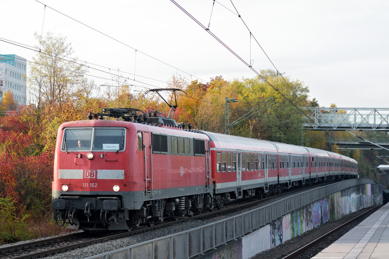 111 162 mit RE 19039 bei km 14,2 (November 2016)