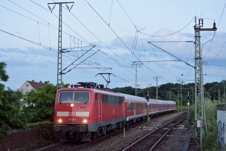 111 163 mit RE 19076 bei km 16,8 (Juni 2016)