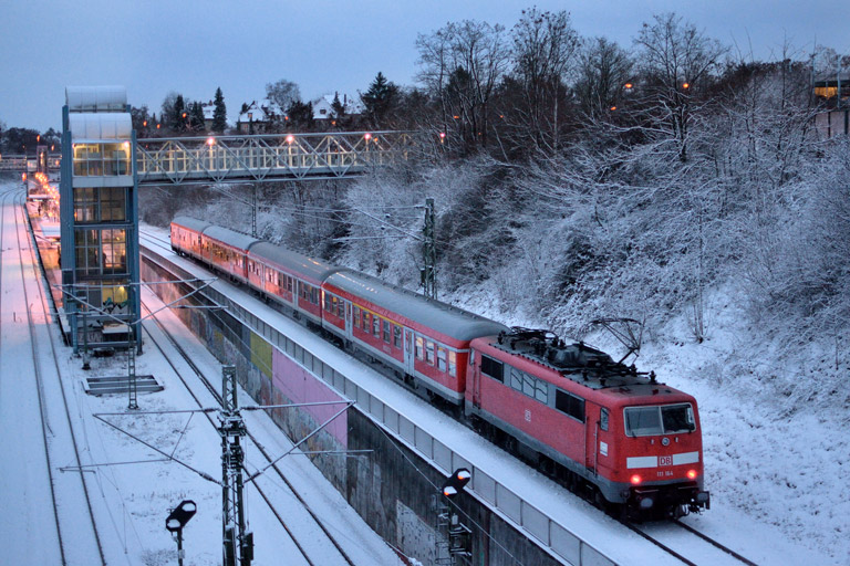 111 164 mit RB 19377 bei km 14,0 (Januar 2016)