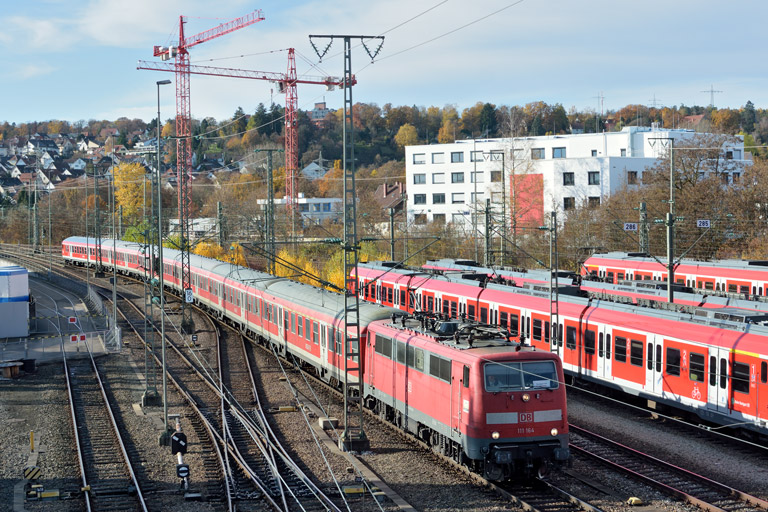111 164 mit RE 19032 bei km 16,0 (November 2016)