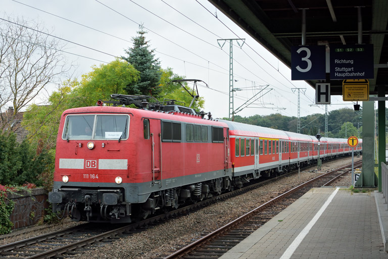 111 164 mit RE 19034 bei km 16,8 (Oktober 2016)