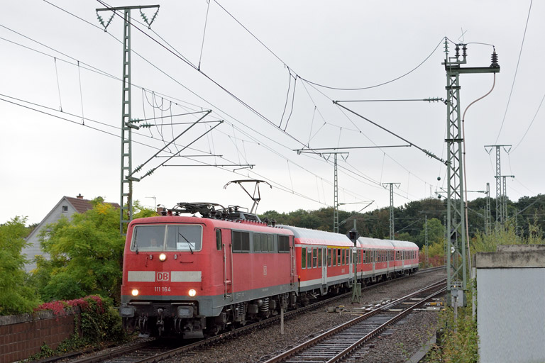 111 164 mit RE 19038 bei km 16,8 (Oktober 2016)