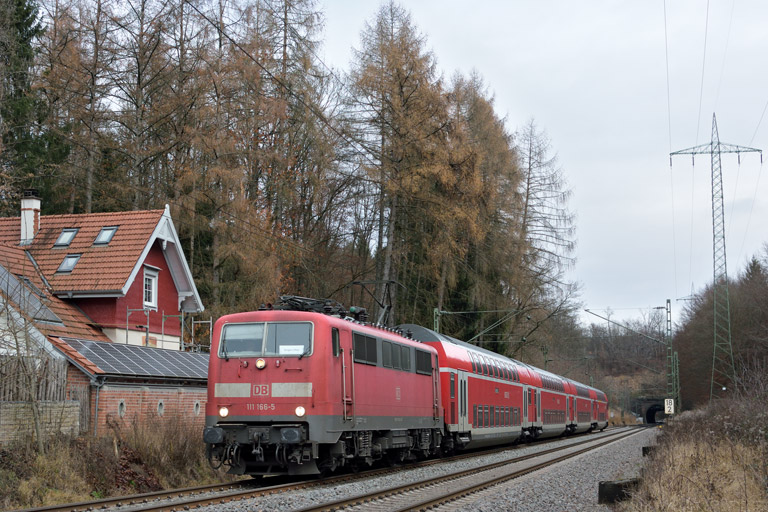 111 166 mit RE 19035 bei km 18,2 (Dezember 2016)
