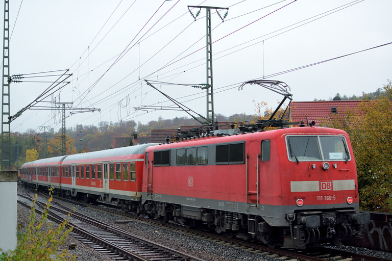 111 166 mit RE 19039 bei km 16,8 (November 2016)