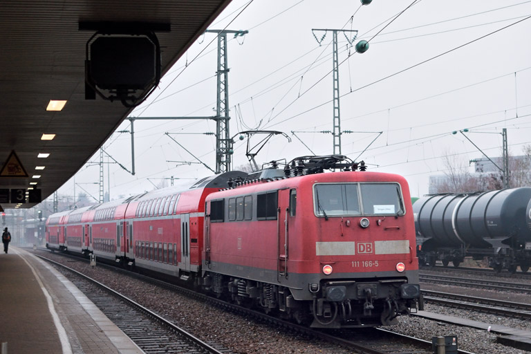 111 166 mit RE 19074 bei km 15,6 (Dezember 2016)