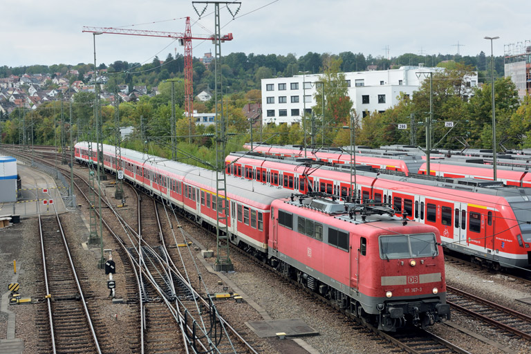 111 167 mit RE 19034 bei km 16,0 (Oktober 2016)