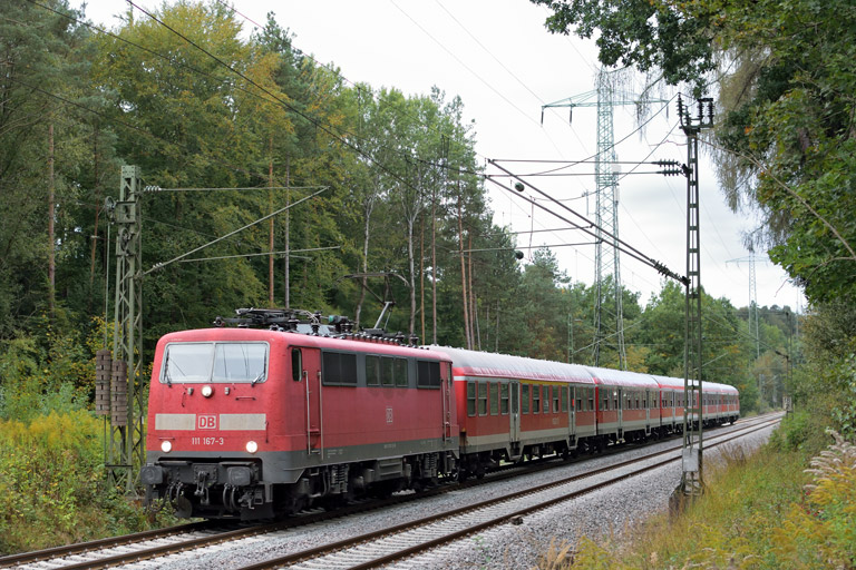 111 167 mit RE 19038 bei km 18,2 (Oktober 2016)