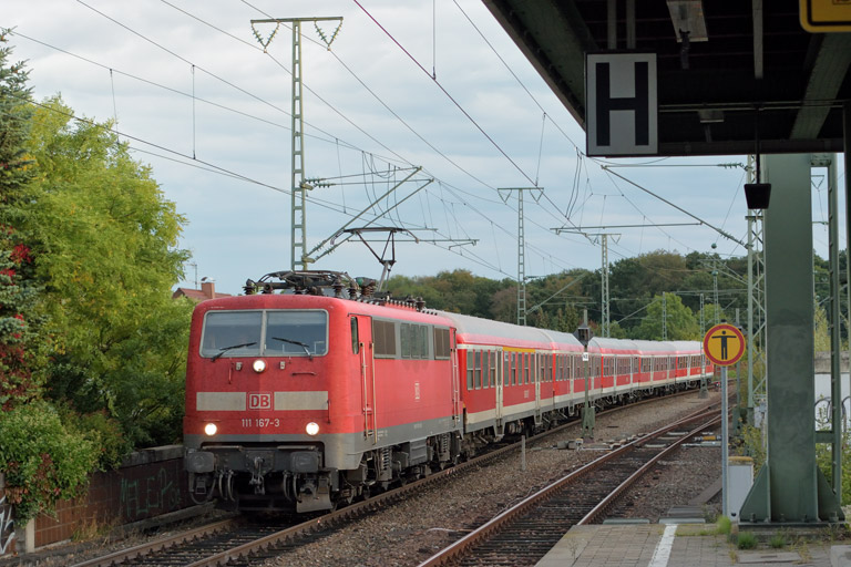 111 167 mit RE 19040 bei km 16,8 (Oktober 2016)