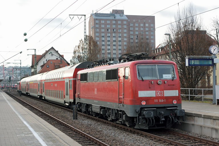 111 168 mit RE 19037 bei km 15,6 (Dezember 2016)