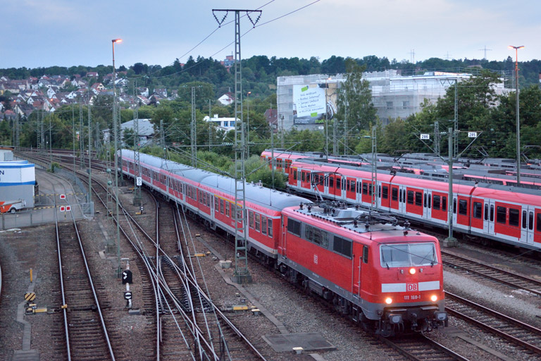 111 168 mit RE 19076 bei km 16,0 (Juni 2016)