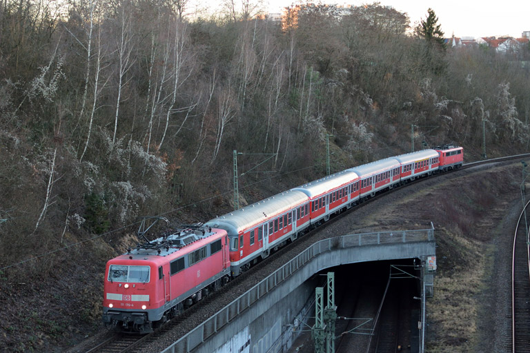111 176 mit RB 19377 bei km 13,8 (Januar 2016)