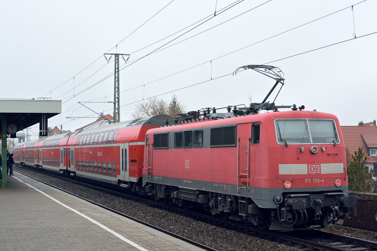 111 176 mit RE 19034 bei km 16,8 (Dezember 2016)
