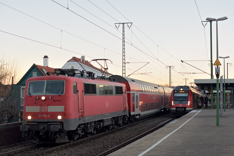 111 176 mit RE 19038 bei km 16,8 (Dezember 2016)