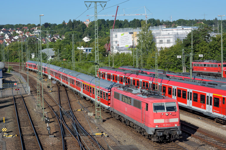111 176 mit RE 19074 bei km 16,0 (Juli 2016)