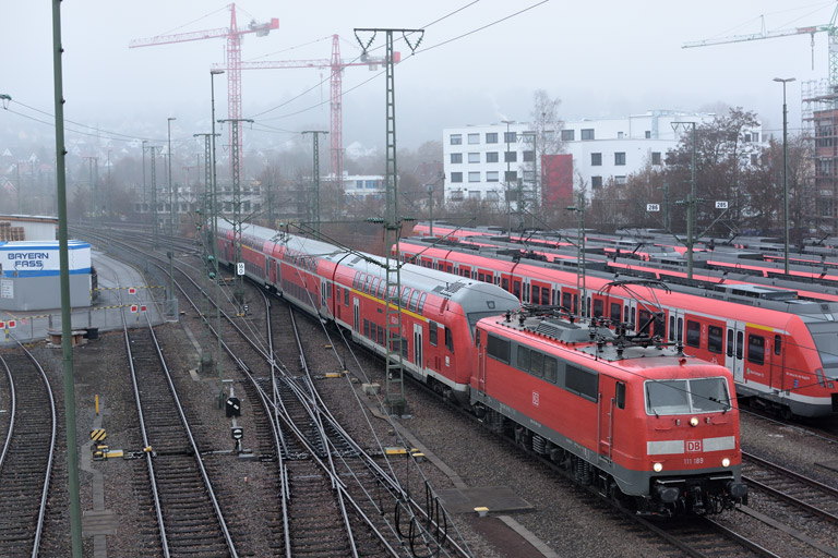 111 189 mit RE 19032 bei km 16,0 (Dezember 2016)