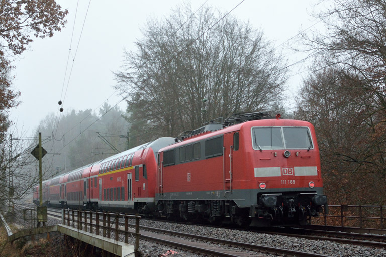 111 189 mit RE 19035 bei km 18,4 (Dezember 2016)