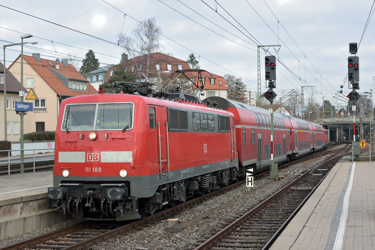 111 189 mit RE 19037 bei km 15,6 (Dezember 2016)