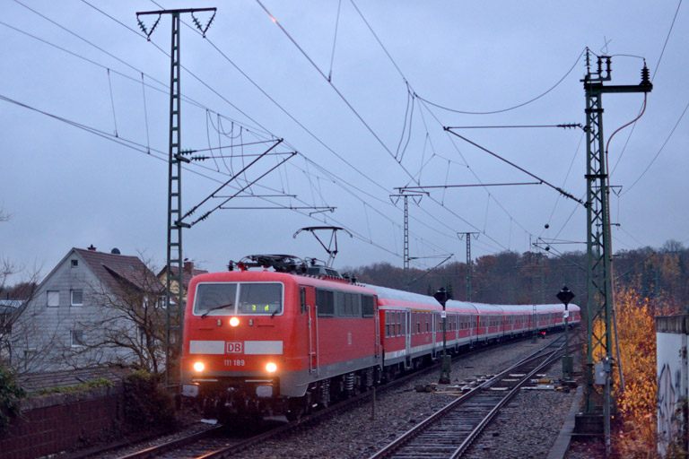 111 189 mit RE 19038 bei km 16,8 (November 2016)