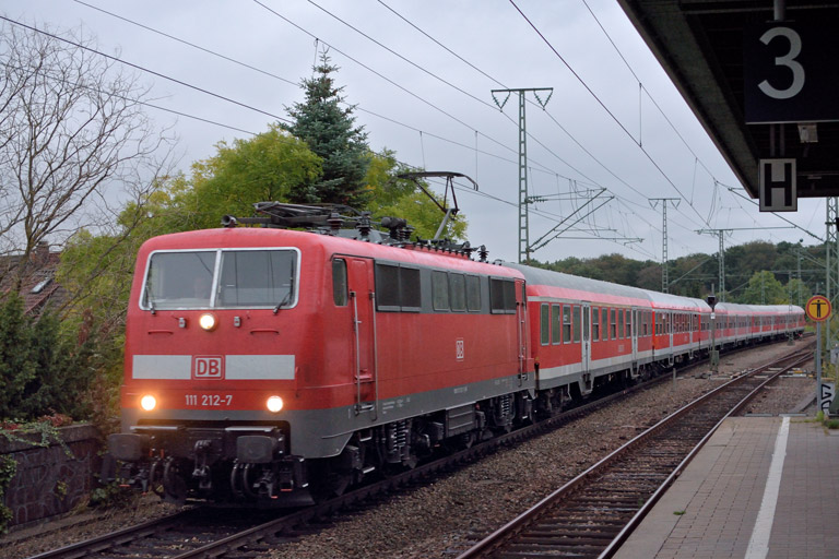 111 212 mit Lr 72904 bei km 16,8 (Oktober 2016)