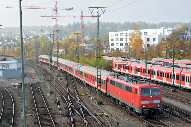 111 212 mit RE 19032 bei km 16,0 (Oktober 2016)