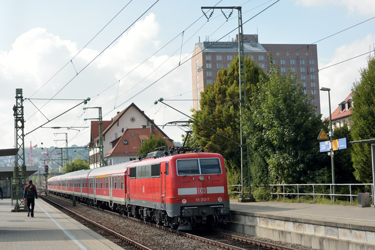 111 212 mit RE 19037 bei km 15,6 (Oktober 2016)