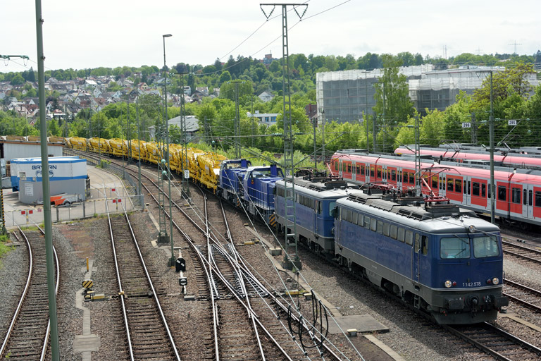 1142 578, 1142 562, 275 022 (G 1206) und 275 108 (G 1206) mit DGV 91970 bei km 16,0 (Mai 2016)