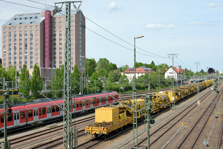 1142 578, 1142 562, 275 022 (G 1206) und 275 108 (G 1206) mit DGV 91970 bei km 15,8 (Mai 2016)