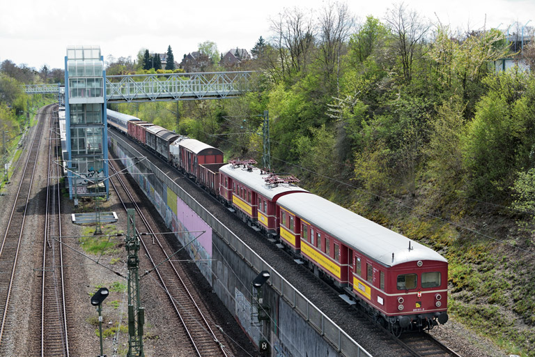 1142 654 und 465 005/865 611 mit DGS 69056 bei km 14,0 (April 2016)