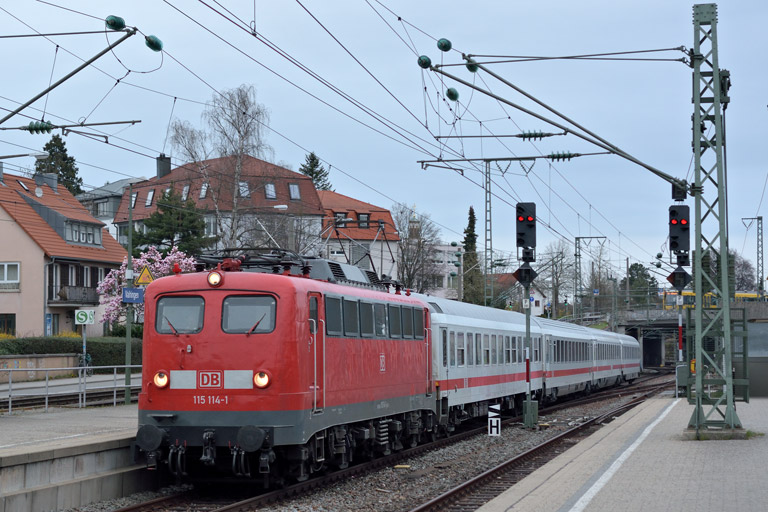 115 114 mit IC 833 bei km 15,4 (April 2016)