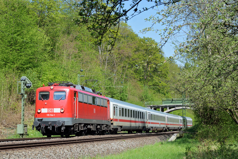 115 114 mit IC 933 bei km 11,8 (Mai 2016)