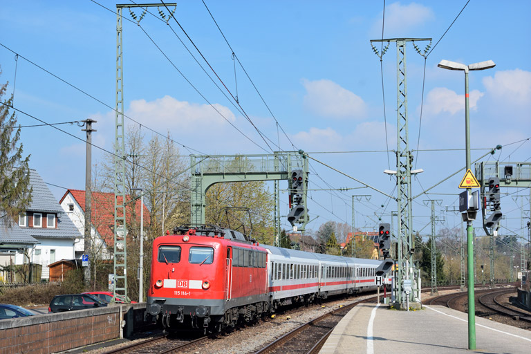 115 114 mit IC 933 bei km 16,6 (April 2016)