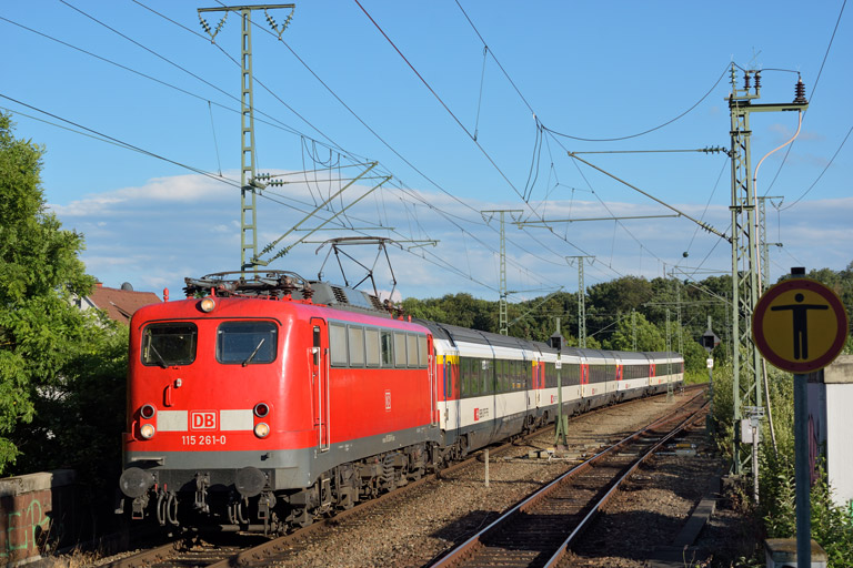 115 261 mit IC 182 bei km 16,8 (Juli 2016)