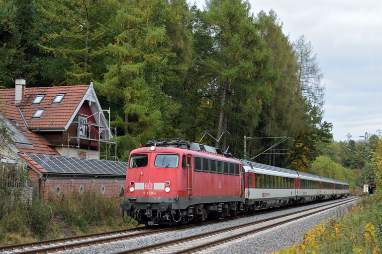 115 459 mit IC 281 bei km 18,2 (Oktober 2016)