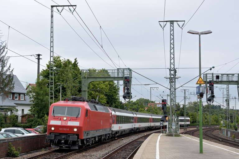 120 102 mit IC 183 bei km 16,6 (August 2016)