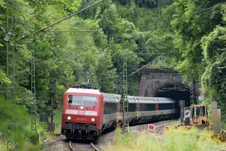 120 104 mit IC 186 bei km 17,6 (August 2016)