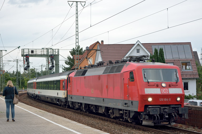 120 104 mit IC 283 bei km 16,8 (August 2016)