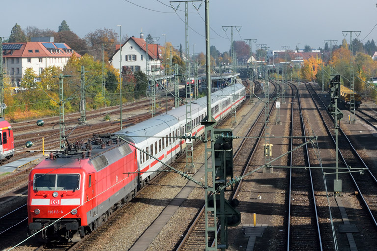 120 113 mit IC 2572 bei km 15,8 (Oktober 2016)